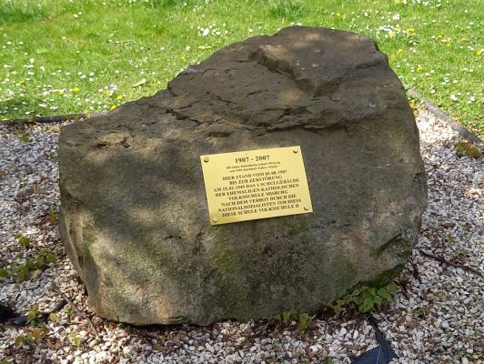 Misburg katholische Volksschule - Gedenkstein