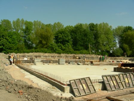 3 - Blick vom künftigen Nichtschwimmerbecken auf das Schwimmerbecken